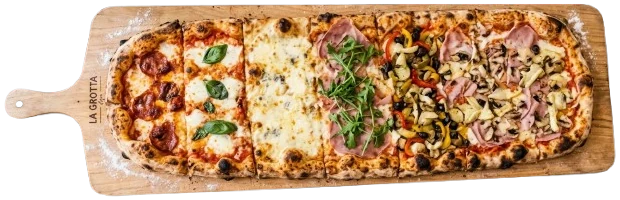 1 Meter Pizza auf einem langen Holzbrett, in Abschnitten mit Salami, Margherita, Käse, Schinken mit Rucola, Gemüse und Prosciutto-Funghi belegt
